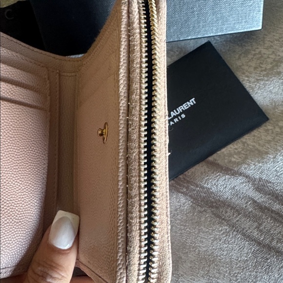 Yves Saint Laurent Zip around Wallet in poudre leather with Gold Logo - Picture 6 of 8